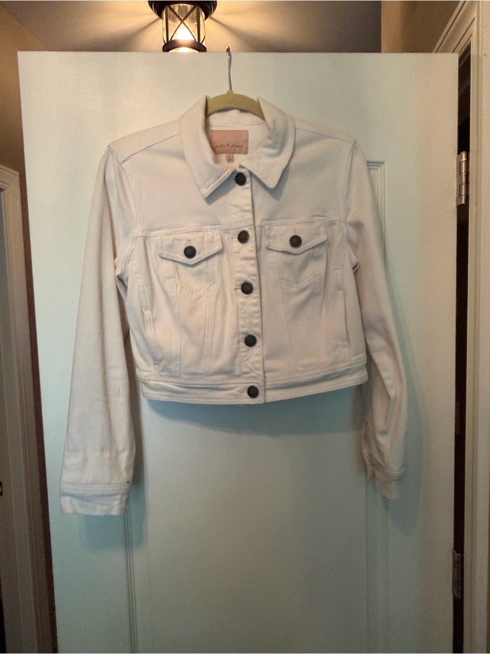 Gibson Latimer White Cropped Denim Jacket with Dark Buttons